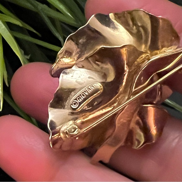 Vintage Signed Giovanni Textured Gold Tone Metal Double Leaf Brooch Pin - Picture 5 of 6